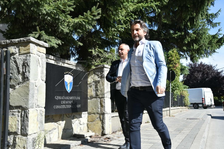 Kryetari i Prishtinës Rama dhe nënkryetari Manaj dorëzojnë kërkesë zyrtare në Kushtetuese