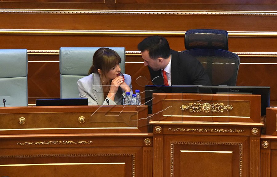 Kushtetuesja pezullon përkohësisht afatin për postin e nënkryetarit të Kuvendit