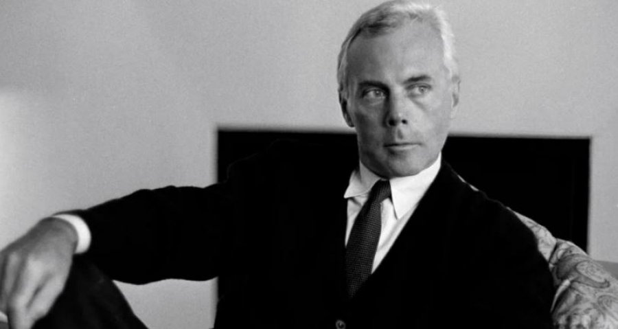 Vdekja e Giorgio Armani grumbullon turmën jashtë selisë në Milano
