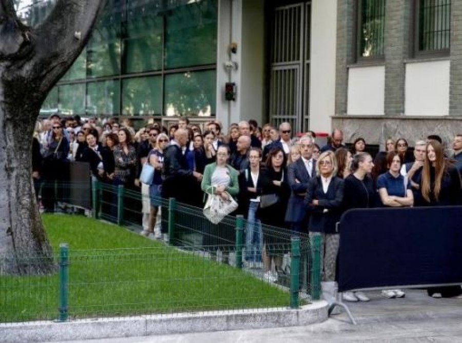 Homazhet në Milano për Giorgio Armanin, qindra qytetarë në radhë për t’i dhënë lamtumirën ikonës së modës