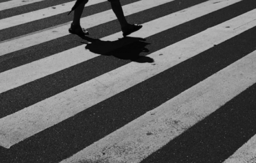 Këmbësorja dërgohet për trajtim mjekësor pasi u godit nga vetura në Prishtinë