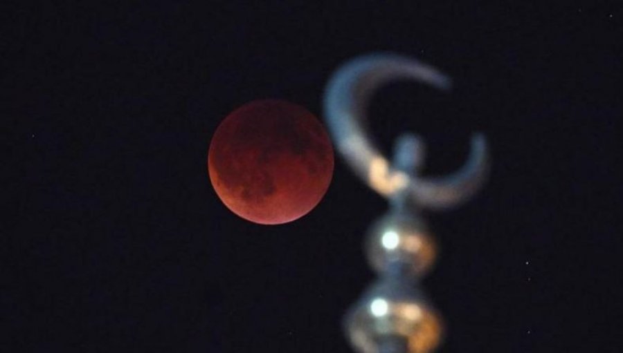 “Hëna e Përgjakur” shndrit në të gjithë botën, publikohen fotot mahnitëse nga shtete të ndryshme
