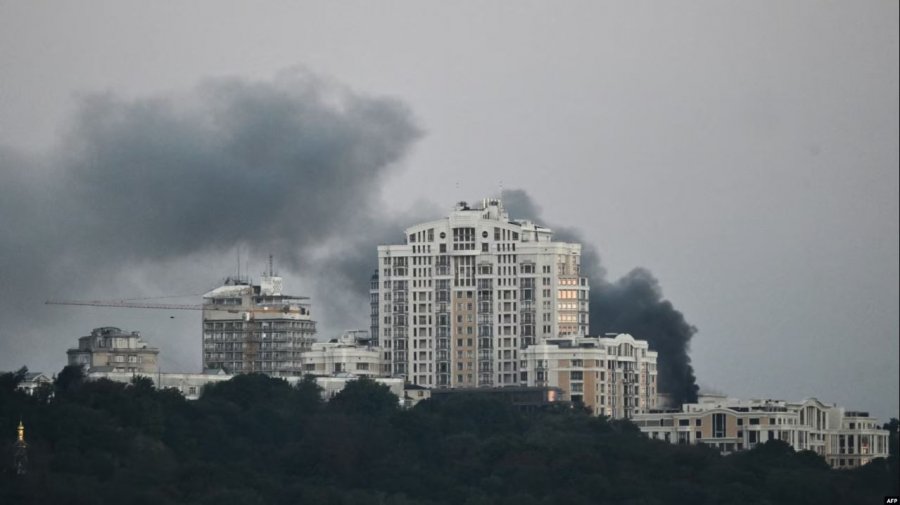 Rusia godet ndërtesën e Qeverisë ukrainase në sulmin më të madh ajror