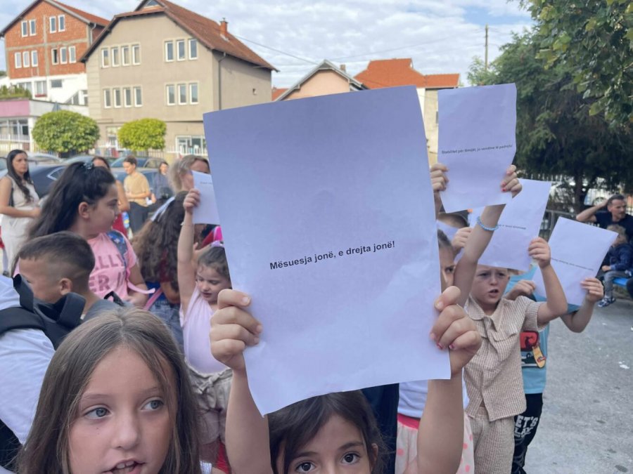 Shahini pas protestës së nxënësve: Shkolla nuk ekziston pa fëmijë, nesër takim për zgjidhje përfundimtare