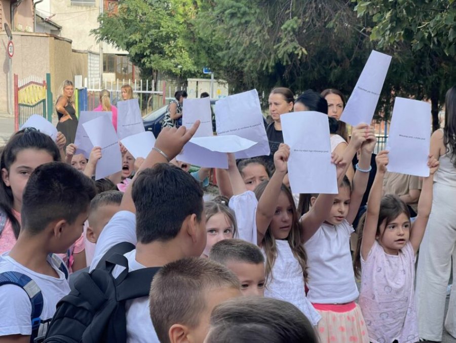 Disa nxënës e nisin vitin shkollor me protestë, kundërshtojnë ndërrimin e mësueses në klasën e dytë