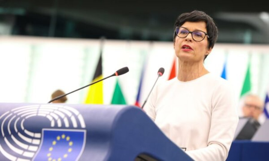 Kosi kritikon Vuçiqin që mori pjesë në paradat ushtarake në Moskë e Pekin