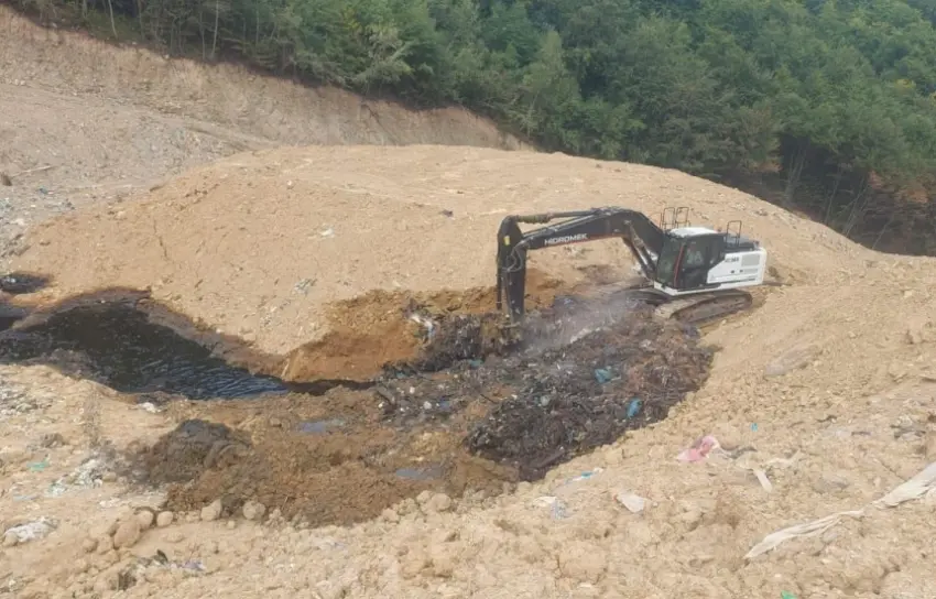 Lokacioni i dyshuar për varrezë masive në Kozhle është përdorur si deponi mbeturinash