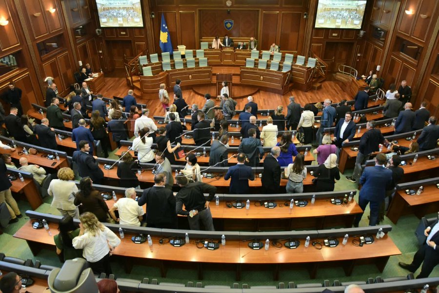Analistët: Bllokada në Kuvend po bëhet nga partitë shqiptare
