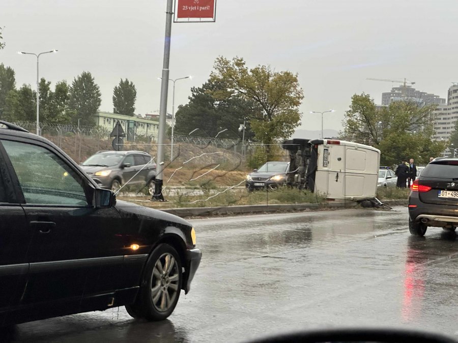 Një i lënduar në vetaksidentin në afërsi të kazermës “Adem Jashari” në Prishtinë
