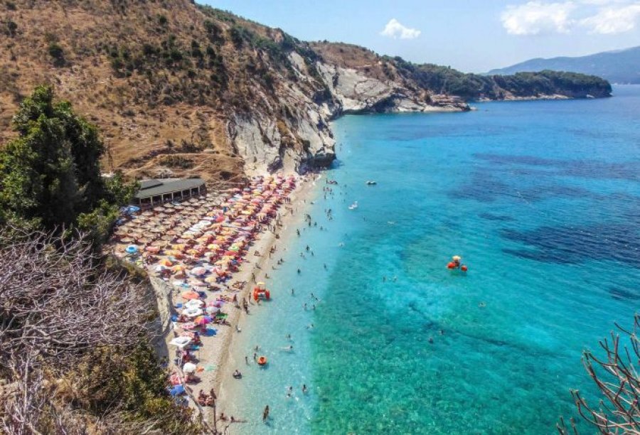 Faqja e njohur turistike: Plazhi i Pasqyrave një nga më të bukurit në botë