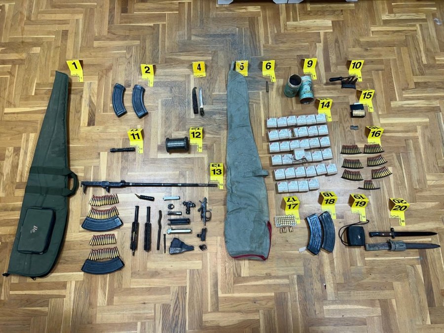 Arrestohet 73-vjeçari në Zveçan, policia sekuestron armë dhe sasi të madhe municioni