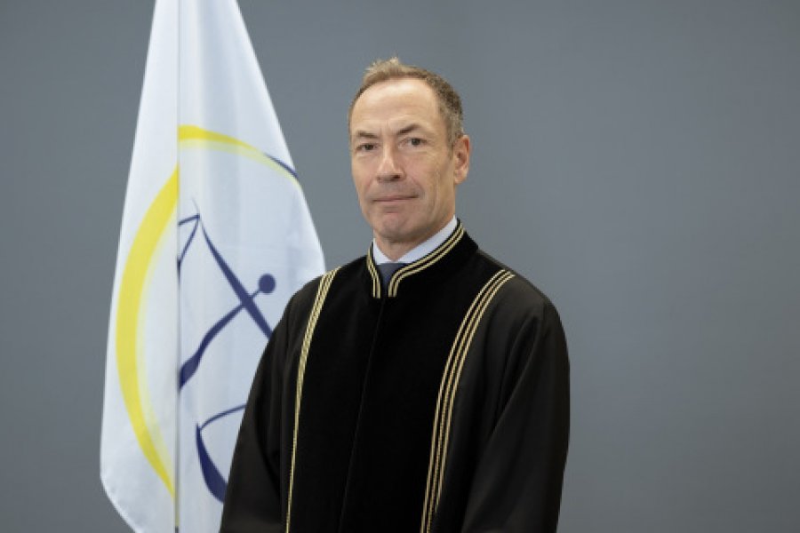 Proceset drejt fundit, Specialja emëron gjykatës të ri
