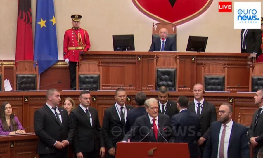Tensione në Kuvendin e Shqipërisë – Berisha bllokon foltoren, mbyllet seanca