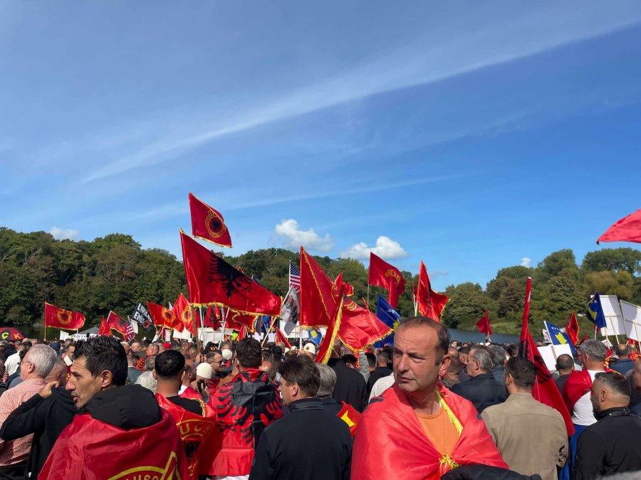 Protesta në Hagë nis me himnin kombëtar dhe atë të Kosovës