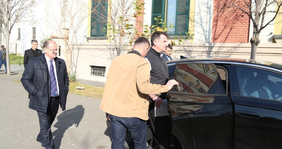 Anëtarët socialistë të Këshillit Bashkiak mblidhen për shkarkimin e Erion Veliajt