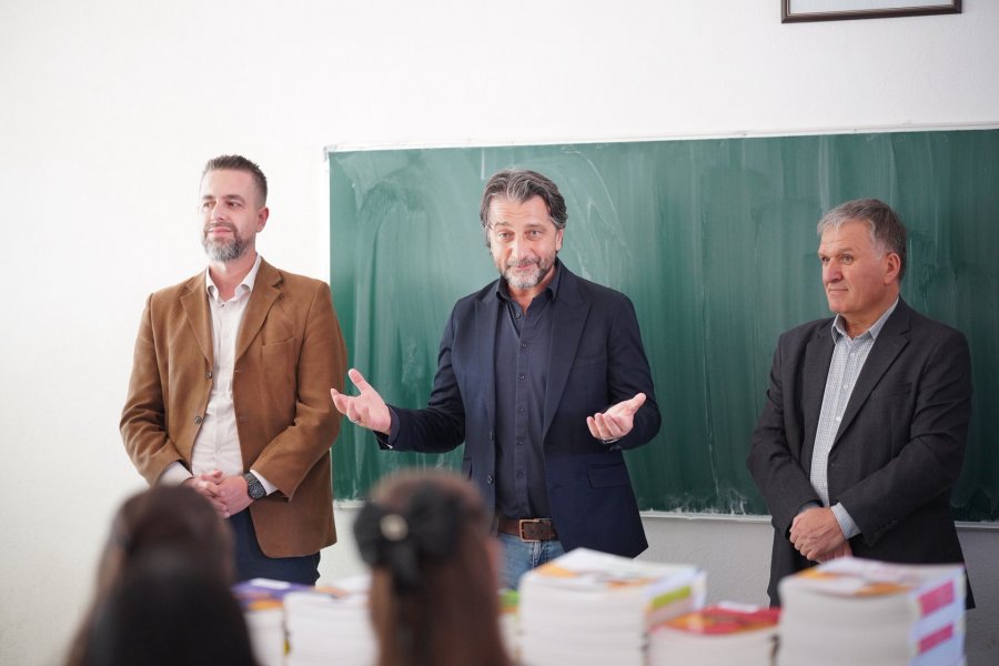 Rama shpërndan libra falas të gjuhës gjermane në  Eqrem Çabej   Po bëhet një nga gjimnazet më të forta