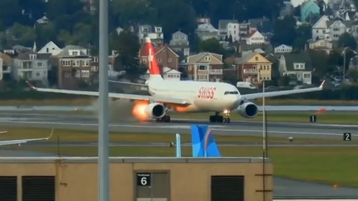 Moment i tmerrshëm kur flakët dalin nga motori i një aeroplani zviceran gjatë ngritjes