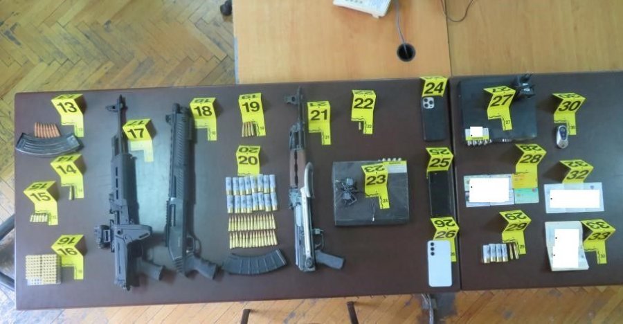 Policia sekuestron armë dhe municion në Prizren  dy të dyshuar në kërkim