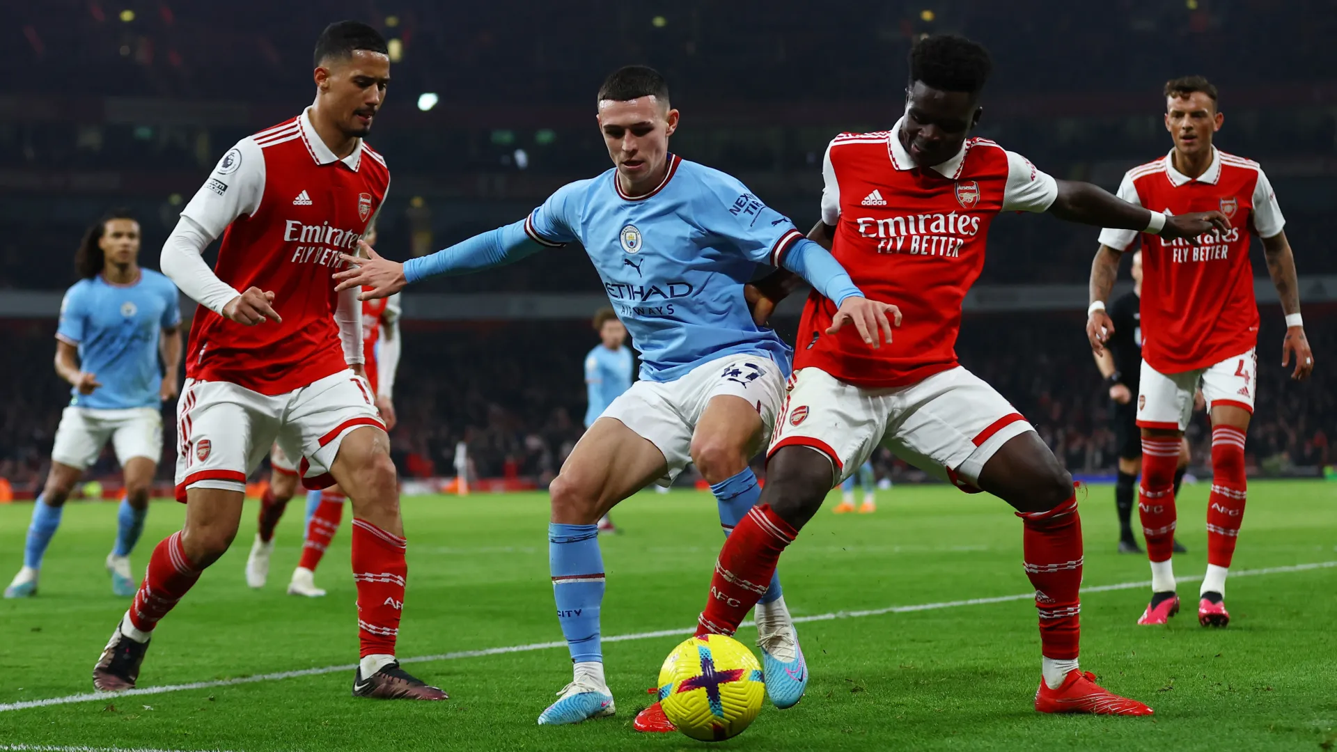 Neville: Man City mund ta “trondisë” garën për titull me një fitore ndaj Arsenalit të dielën