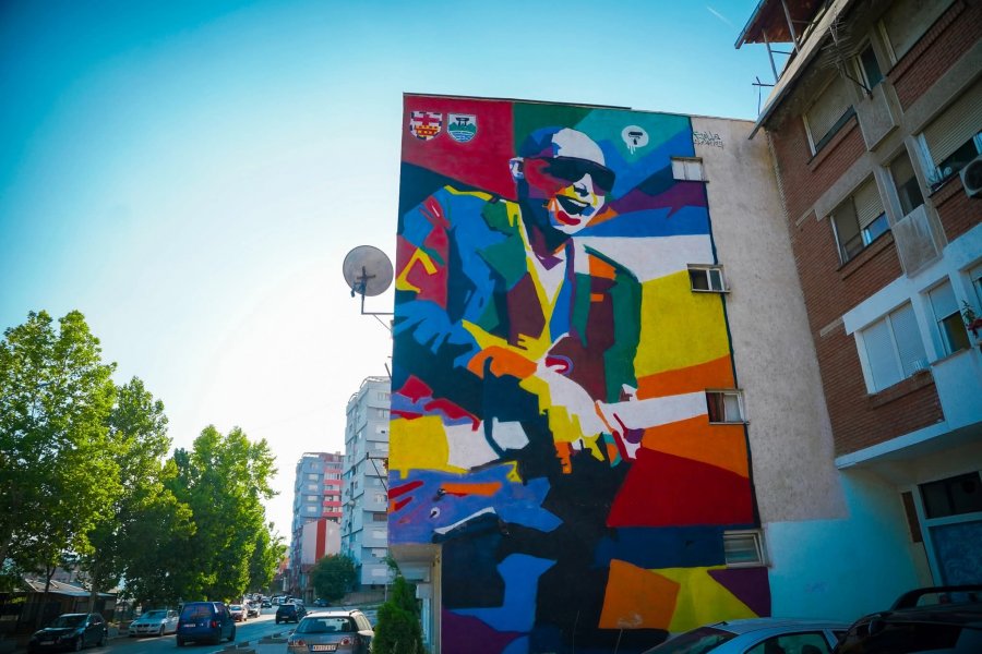 Legjenda e kitarës Joe Satriani mahnitet nga murali në Mitrovicën e Veriut, kushtuar vetë atij