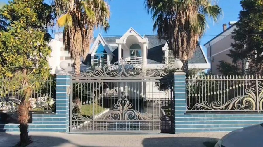 Tritol banesës së deputetit në Shqipëri, momenti i shpërthimit të fortë [video]