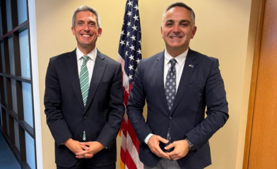 Tahiri takohet me zyrtarin amerikan Mark Fleming, flasin mbi rëndësinë e partneritetit SHBA-Kosovë