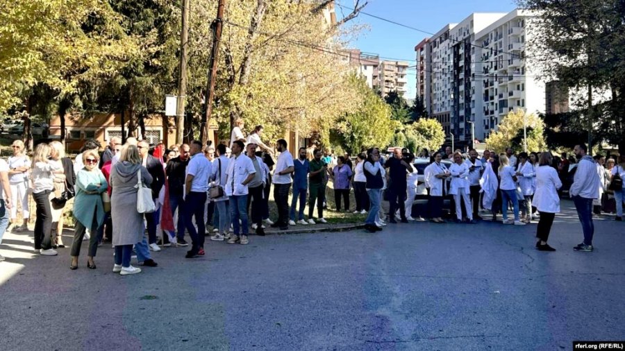 Protestohet në veri të Mitrovicës: Shëndetësia dhe arsimi janë vija të kuqe