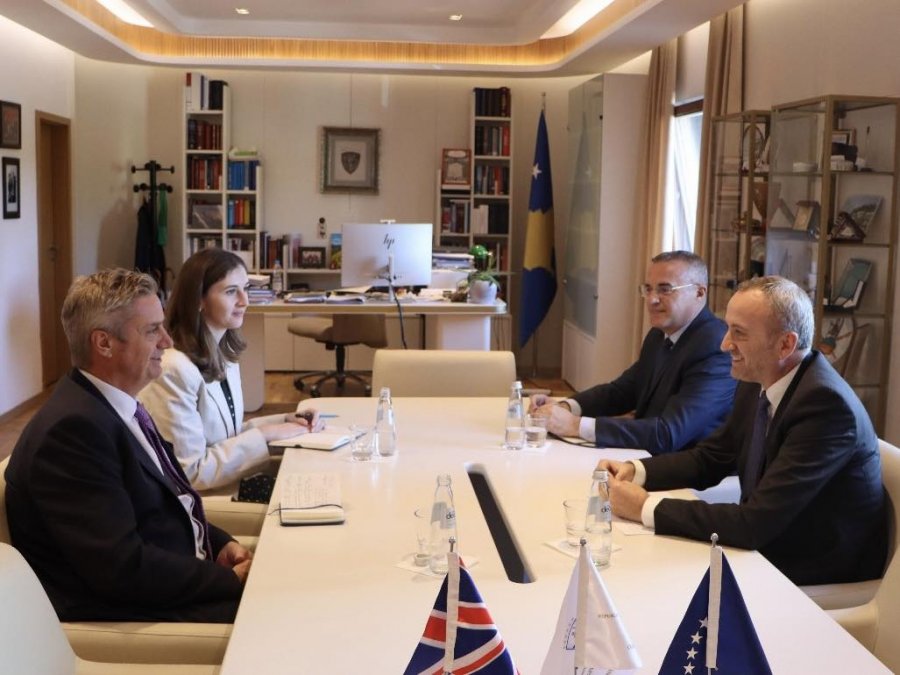 Ambasadori britanik: Vendimet e Gjykatës Kushtetuese duhet të respektohen