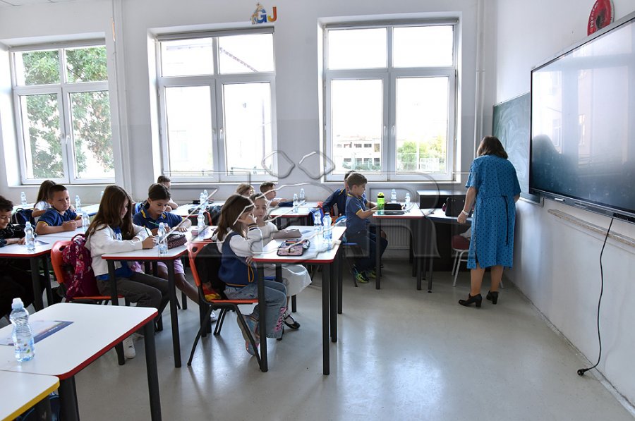 Nxënësit testohen nga mësimdhënësit, por si bëhet vlerësimi i mësimdhënësve brenda shkollave?