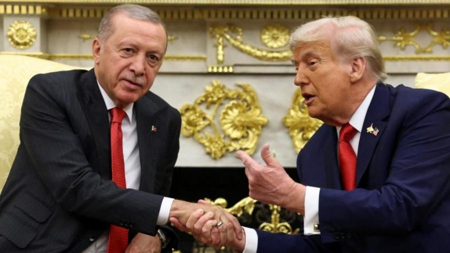 Trumpi i kërkon Erdoganit të ndalojë blerjen e naftës ruse