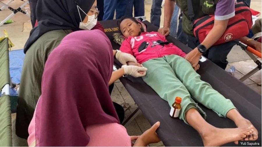 Mbi 1 mijë fëmijë sëmuren nga dreka falas në një shkollë të Indonezisë