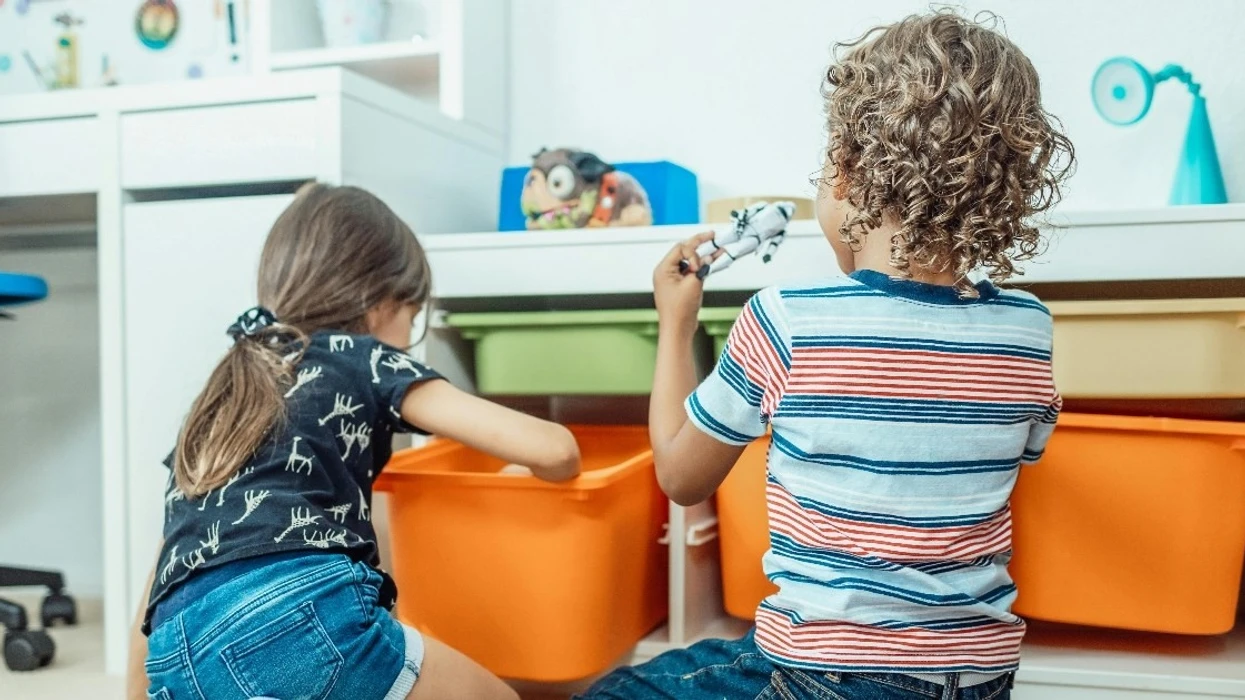 Katër truke që i ndihmojnë fëmijët të vendosin lodrat në vendet e tyre