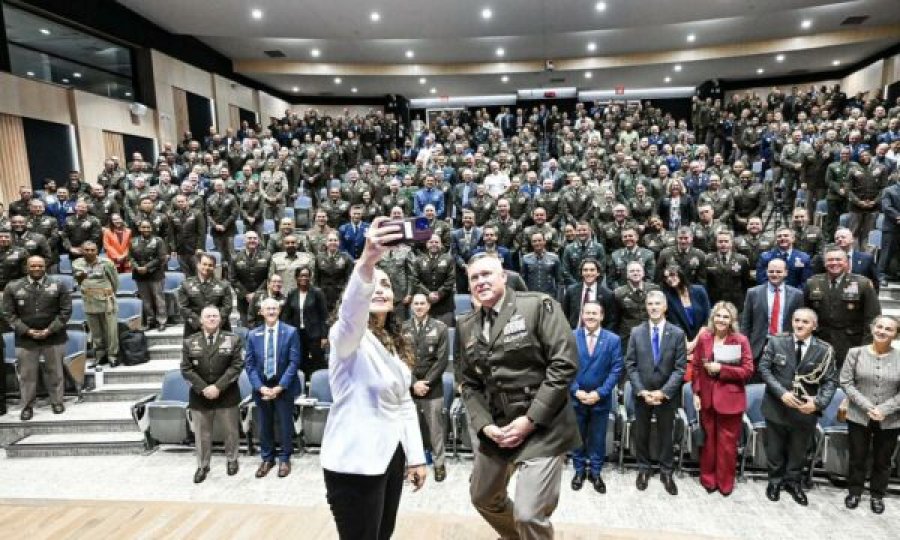 Osmani në Kolegjin e Luftës të Ushtrisë Amerikane, lajmërohet me një selfie, pa dhënë më shumë detaje
