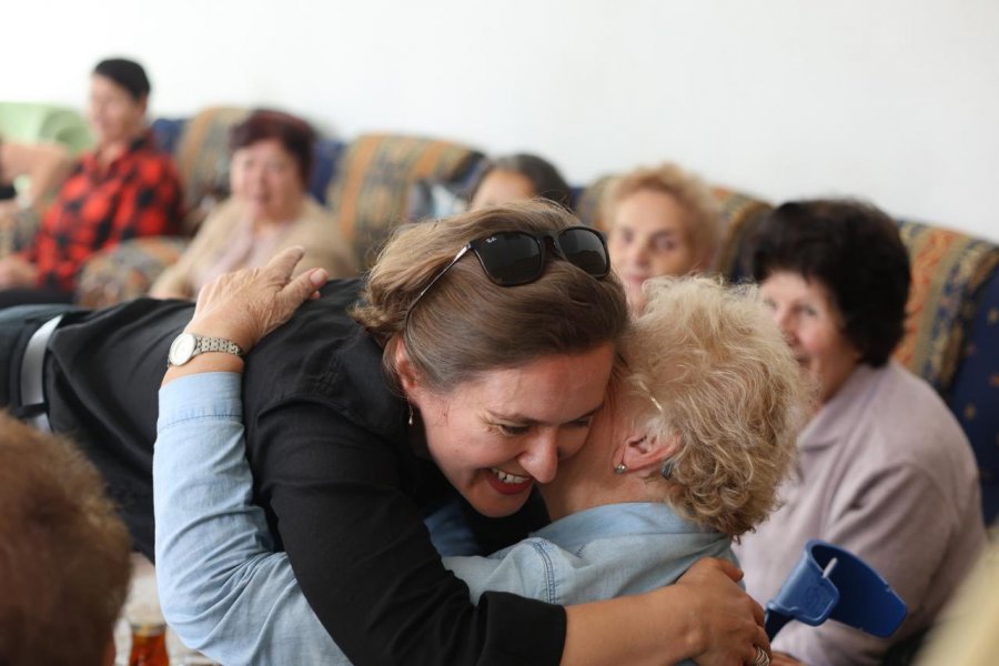 Besa Shahini takohet me pensionistët, premton qendra komunitare për ta