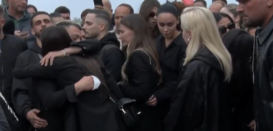 Danja, Egli, Valbona, Loredana, Xuxi, Diana e plot të tjerë pranë Gjestit gjatë varrimit të vëllait të tij