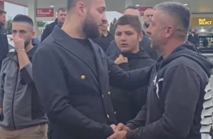 Luiz Ejlli ngushëllon familjen e Gjestit gjatë varrimit
