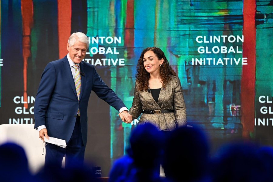 Rrëfimin e Kosovës nga çlirimi deri më sot, Osmani e ndan bashkë me Clintonin