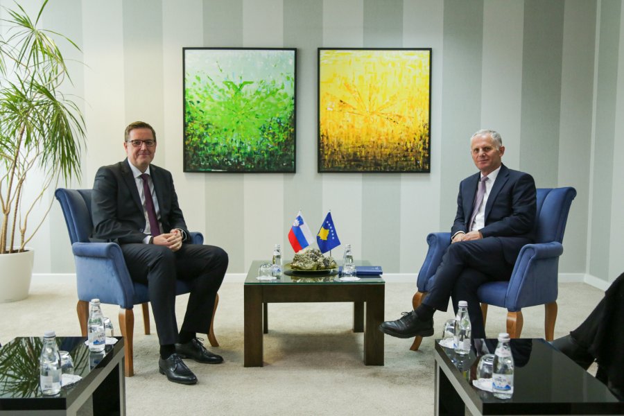Bislimi pret ambasadorin slloven, e njofton për destruktivitetin serb