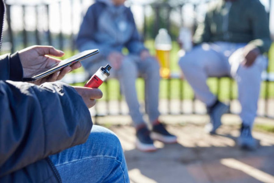Ekspertët paralajmërojnë rrezikun e “vaping” pranë shkollave, kërkohet veprim urgjent institucional