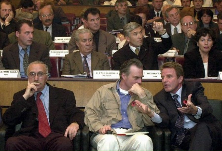 Kush është Jock Covey që sot po dëshmon në mbrojtje të Thaçit dhe çfarë roli kishte gjatë dhe pas luftës në Kosovë?