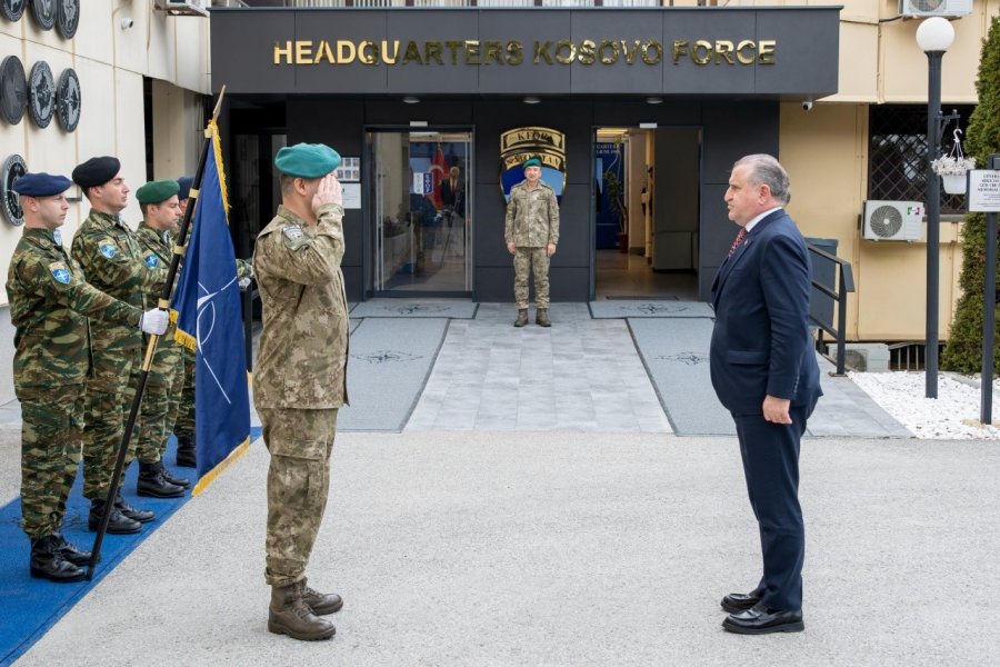 Pas ndeshjes Kosovë - Turqi, komandanti i KFOR-it pret në takim ministrin turk të sportit