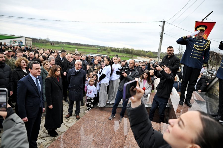 Kurti bën homazhe në përvjetorin e 27-të të masakrës së Lybeniqit