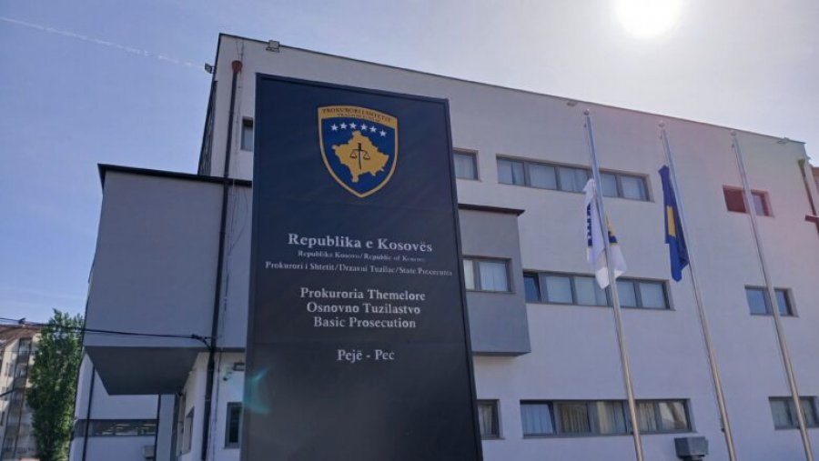 Prokuroria jep detaje për rastin ku një burrë në Deçan sulmoi një 11 vjeçar në mes të oborrit të shkollës