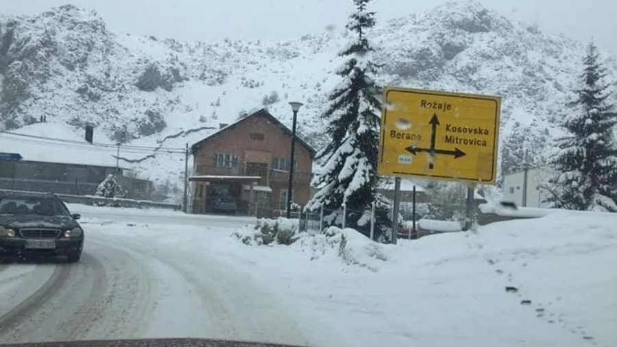 Reshjet e borës bllokojnë qarkullimin për kamionë në rrugën Pejë Kullë Rozhajë