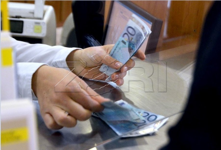 AKB: Diskriminim i hapur, e papranueshme paga e 13-të vetëm për sektorin publik 