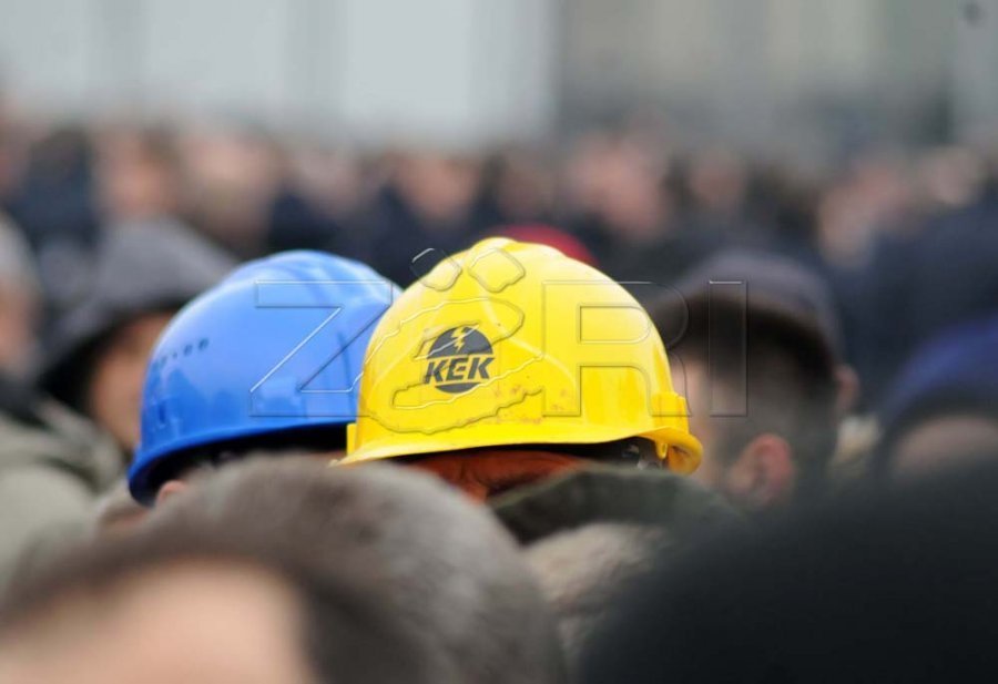 Punëtorët e KEK ut s e morën pagën e 13 të  Sindikata  Kryeministër  edhe ne jemi Kosovë