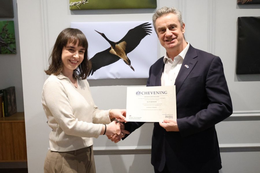 Hargreavesi takon studentët kosovarë pas studimeve në Britani: Janë kthyer me aftësi unike në fusha të ndryshme 