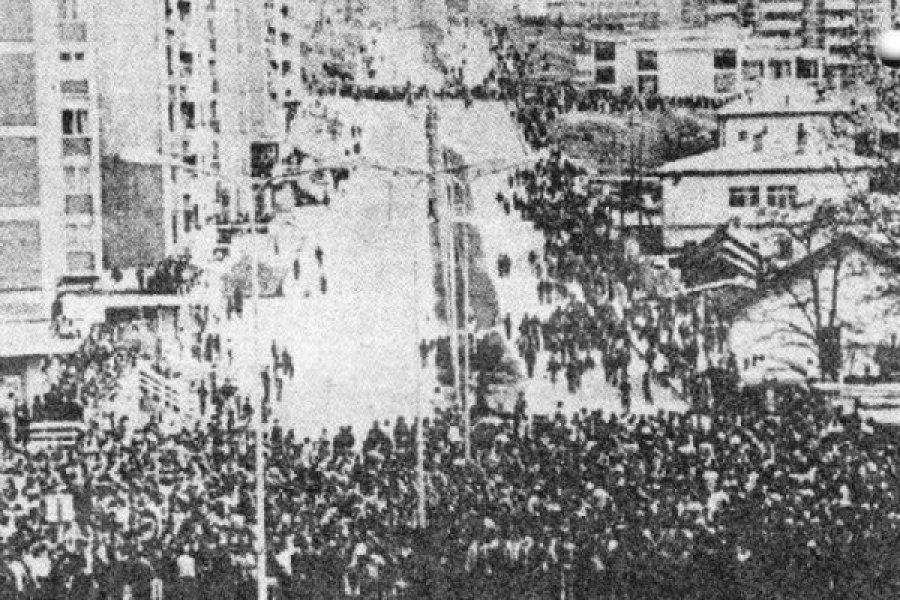 Seanca plenare nis me kujtimin e demonstratave të pranverës së vitit 1981