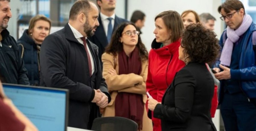 BE-ja dhe QUINT-i takohen me serbët në veri, i inkurajojnë të shfrytëzojnë marrëveshjen e 14 marsit