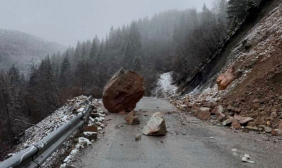 Rrëzohen gurë në rrugën Pejë–Rugovë, rrezikohet siguria e shoferëve sipas medias lokale